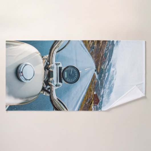 バイクもしくは自転車に乗る人は～を通る滑りやすい道路でオートバイに乗る バスタオル (バスタオル)