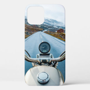 バイクもしくは自転車に乗る人は～を通る滑りやすい道路でオートバイに乗る iPhone 12ケース