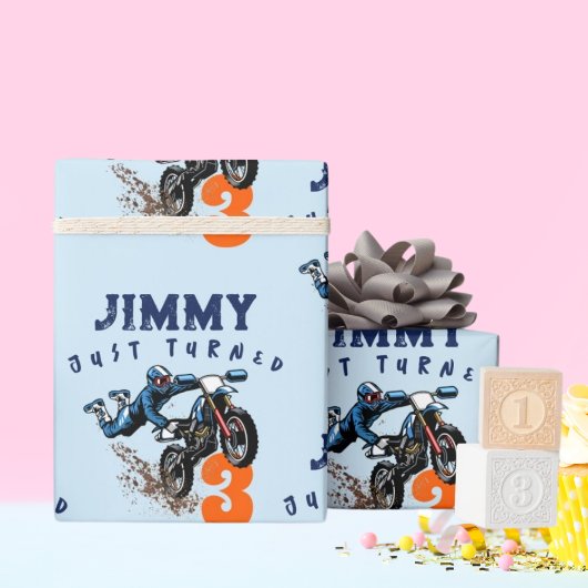 バイクもしくは自転車に乗る人キッドダートスタントバイバースデーパーティーカード ラッピングペーパー