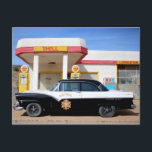 バイクもしくは自転車に乗る人クラシックパトロール車サービスステーション ポストカード<br><div class="desc">やあ！私が旅で撮ったこの写真が好きになってくれるといいな。自感じ分の文字を追加！私の店をもっと見て。</div>