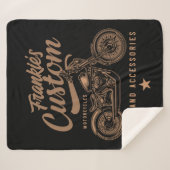 バイクもしくは自転車に乗る人パーソナライズされたカスタムボバーオートバイガレージ シェルパブランケット (正面(横))