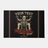 バイクもしくは自転車に乗る人パーソナライズされたスケルトンオートバイショップガレージ ドアマット (正面)