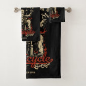 バイクもしくは自転車に乗る人パーソナライズされたスケルトンオートバイショップガレージ バスタオルセット (インサイチュ)