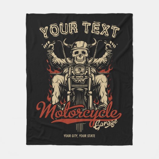 バイクもしくは自転車に乗る人パーソナライズされたスケルトンオートバイショップガレージ フリースブランケット (正面)