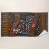 バイクもしくは自転車に乗る人フォーエバーカスタムモーターサイクルショップバーブ ビーチタオル (正面)