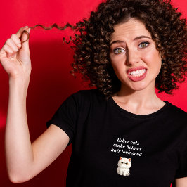 バイクもしくは自転車に乗る人猫ヘルメットの毛を良いバイクに見せる Tシャツ