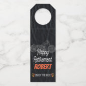 バイクもしくは自転車に乗る人Happy Retirement with Torcycle Graph ボトルネックタグ (正面)