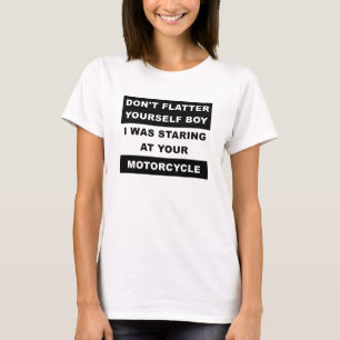 バイクを眺める面白いTシャツ Tシャツ