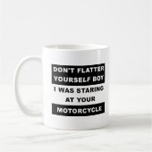 バイクを眺める おもしろマグカップ コーヒーマグカップ (左)