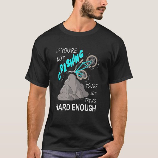 バイククラッシュおもしろいマウンテンバイク懸命試行 Tシャツ (正面)