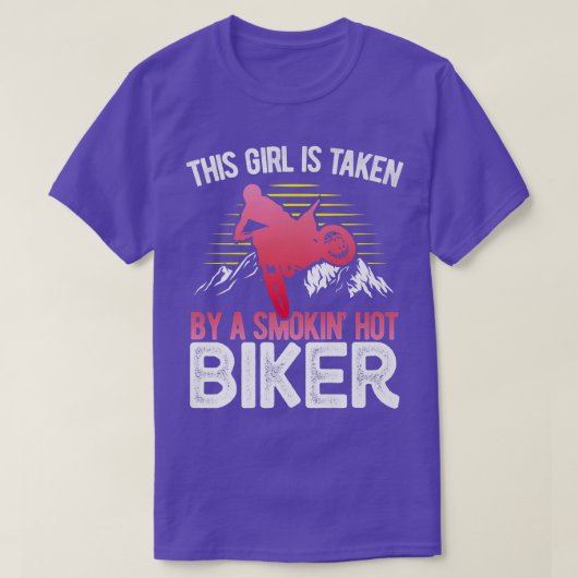 バイクバイクもしくは自転車に乗る人この女の子はスモキンホに連れて行かれる Tシャツ (デザイン正面)