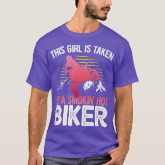 バイクバイクもしくは自転車に乗る人この女の子はスモキンホに連れて行かれる Tシャツ