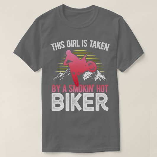 バイクバイクもしくは自転車に乗る人この女の子はスモキンホに連れて行かれる Tシャツ (デザイン正面)