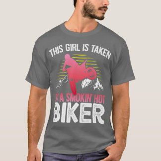バイクバイクもしくは自転車に乗る人この女の子はスモキンホに連れて行かれる Tシャツ
