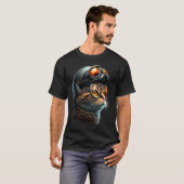 バイク用ヘルメットを被った猫 猫 2 Tシャツ (正面フル)