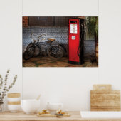 バイク – 2台のバイクと1台のガスポンプ ポスター (キッチン)