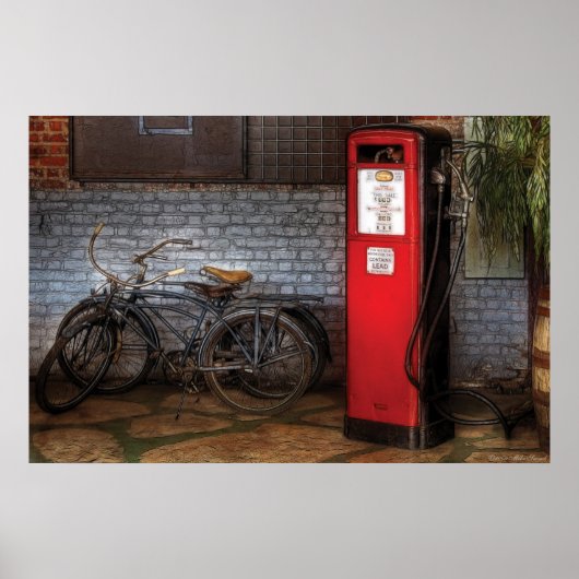 バイク – 2台のバイクと1台のガスポンプ ポスター (正面)