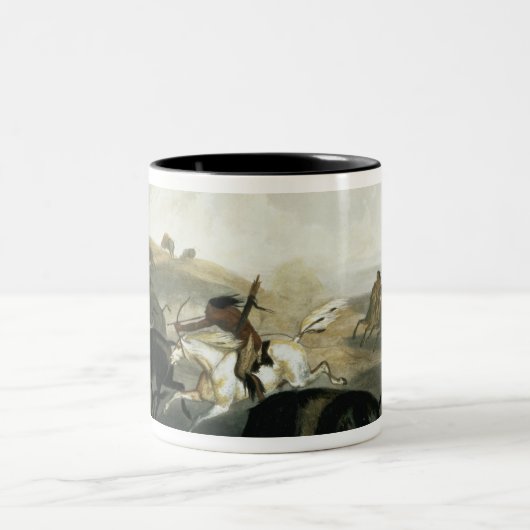 バイソンを捜しているインディアンは容積2からの31をめっきします ツートーンマグカップ (中央)