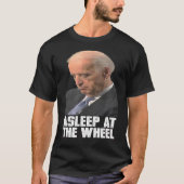 バイデン氏車で眠るアンチジョーバイデン氏 Tシャツ (正面)