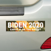 バイデン氏2020地球が投票中 バンパーステッカー (車上)