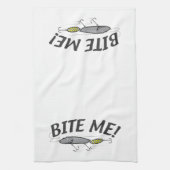 バイトme魚釣りフックユーモア キッチンタオル (縦)