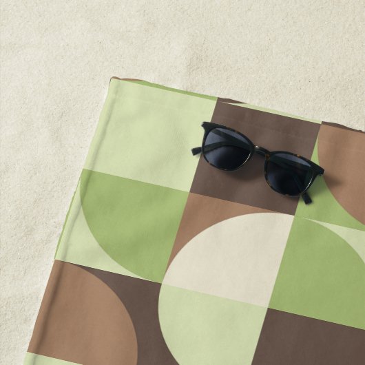 バウハウスミッドセンチュリーモダンリーフとツリーMCM ビーチタオル (インサイチュ)