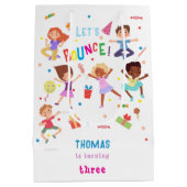 バウンスジャンピングパーク子供の誕生日 ミディアムペーパーバッグ (裏面)