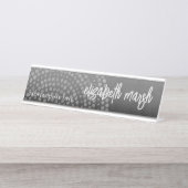 バウンスモダンスクリプト名を持つBohoドットパターン デスクネームプレート (正面)