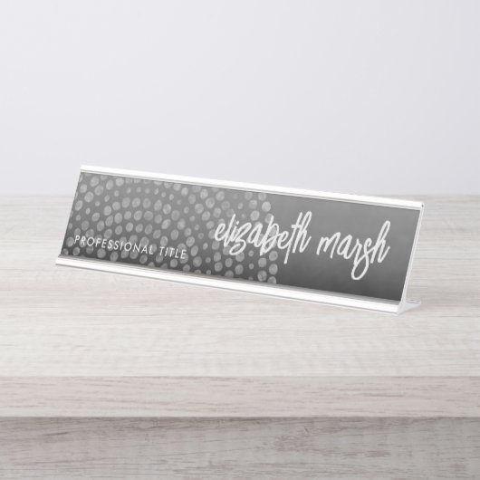 バウンスモダンスクリプト名を持つBohoドットパターン デスクネームプレート (正面)