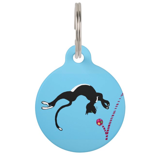 バウンドするボールを追いかける白黒の猫 ペット　ネームタグ (正面)