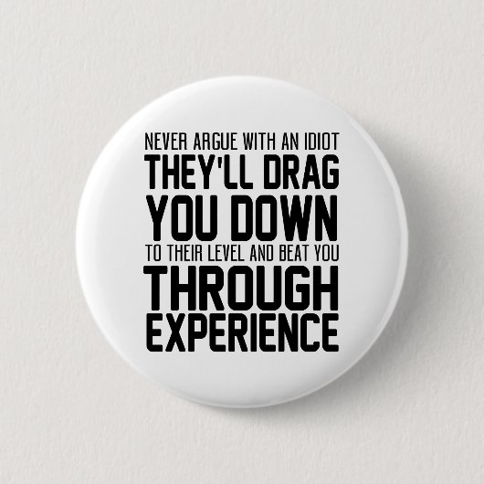 バカに口論するな彼らは君を〜にドラッグするだろう 缶バッジ (正面)