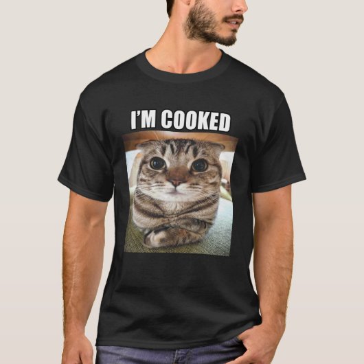 バカみたいに見つめる猫 I'm Cooked Meme Tシャツ (正面)