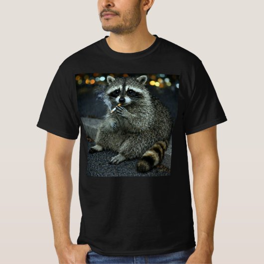 バカバカしくておもしろい、煙草を吸うアライグマ Tシャツ (正面)
