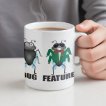 バグと機能 コーヒーマグカップ<br><div class="desc">バグ対フィーチャコーヒーマグ笑わされる- ITスタッフ以外の人々にバグと機能の違いをグラフィカルに説明するマグ。職場で新鮮なものを好きな友人や家族やコ保ーワーカーへの理想的な贈り物。</div>