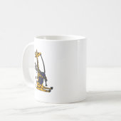 バグパイプの芸術を遊んでいるおもしろいなキリン コーヒーマグカップ (正面左)