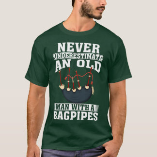 バグパイプを持った老人を決して過小評価しない Tシャツ