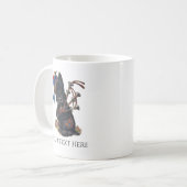 バグパイプを演奏しているかわいいスコッチテリアは個人化なります コーヒーマグカップ (正面左)