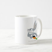 バグBUNNY™とニンジン コーヒーマグカップ (正面右)