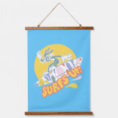 バグBUNNY™ – サーフアップ! 吊り下げ型タペストリー (正面)