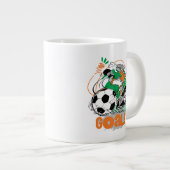 バグBUNNY™蹴るサッカーゴール ジャンボコーヒーマグカップ (正面右)