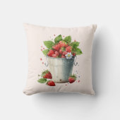 バケットで摘んだ新鮮なイチゴ クッション (正面)