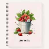 バケットで摘んだ新鮮なイチゴ ノートブック (正面)