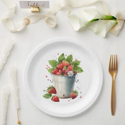 バケットで摘んだ新鮮なイチゴ ペーパープレート (ウェディング)