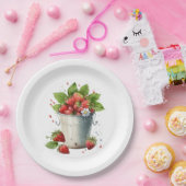 バケットで摘んだ新鮮なイチゴ ペーパープレート (パーティー)