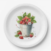 バケットで摘んだ新鮮なイチゴ ペーパープレート (正面)