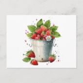 バケットで摘んだ新鮮なイチゴ ポストカード (正面)