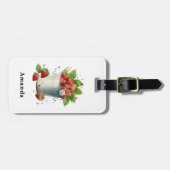 バケットで摘んだ新鮮なイチゴ ラゲッジタグ (正面横)