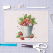 バケットで摘んだ新鮮なイチゴ 薄葉紙 (クラフト)