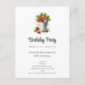 バケット内のイチゴ誕生日 インビテーションポストカード (正面)