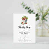 バケット内のイチゴ誕生日 インビテーションポストカード (スタンド正面)